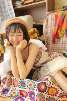 女士穿緊身裸體開襠光滑皮褲